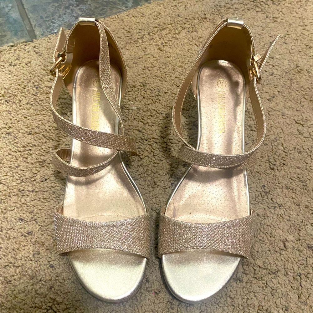 Dream Pairs gold glitter women’s sandal size 9